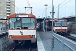 U2-Wagenzüge mit Wagen 319 und 354 auf Linie U1 an der Endstation Ginnheim Richtung Theaterplatz im Jahr 1984