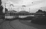 O-Wagen 907 auf Linie 18 und L-Wagen 205 auf Linie 21 Richtung Schwanheim (?) an der Endhaltestelle Praunheim Brücke am 06.10.1983